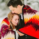 свадебная фотосессия зимой яркие аксесуары