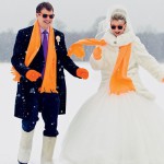 свадебная фотосессия зимой яркие аксесуары