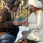 свадебная фотосессия зимой яркие аксесуары