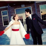 свадебная фотосессия зимой яркие аксесуары