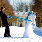 свадебная фотосессия зимой яркие аксесуары